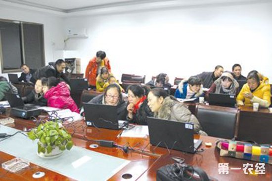 近200人参加鹿寨县电商培训班